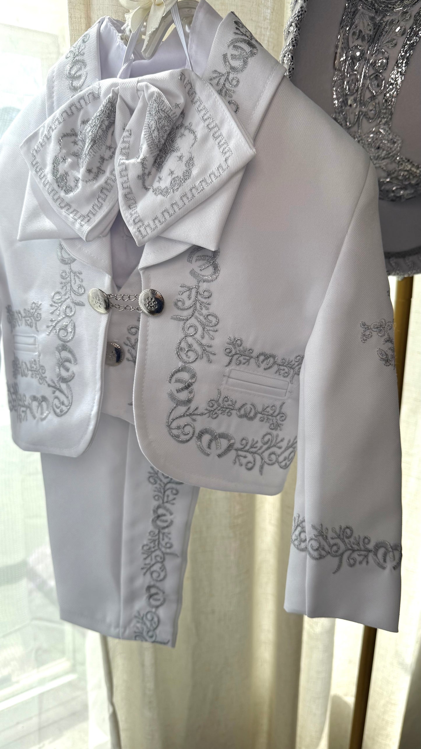 Charro blanco y plata