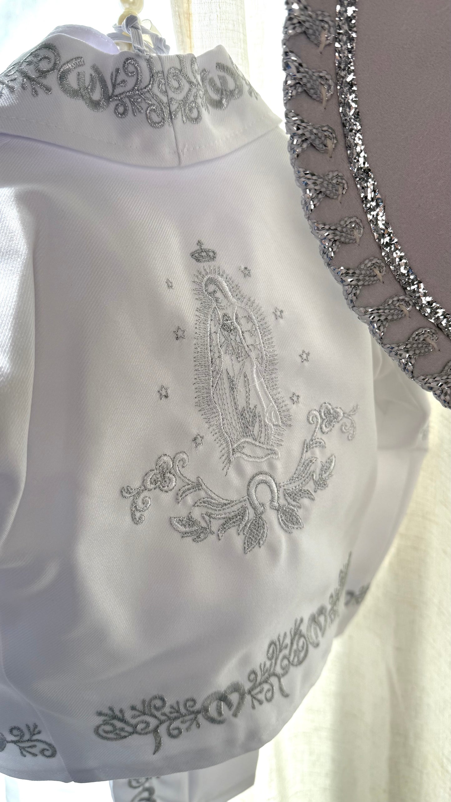 Charro blanco y plata