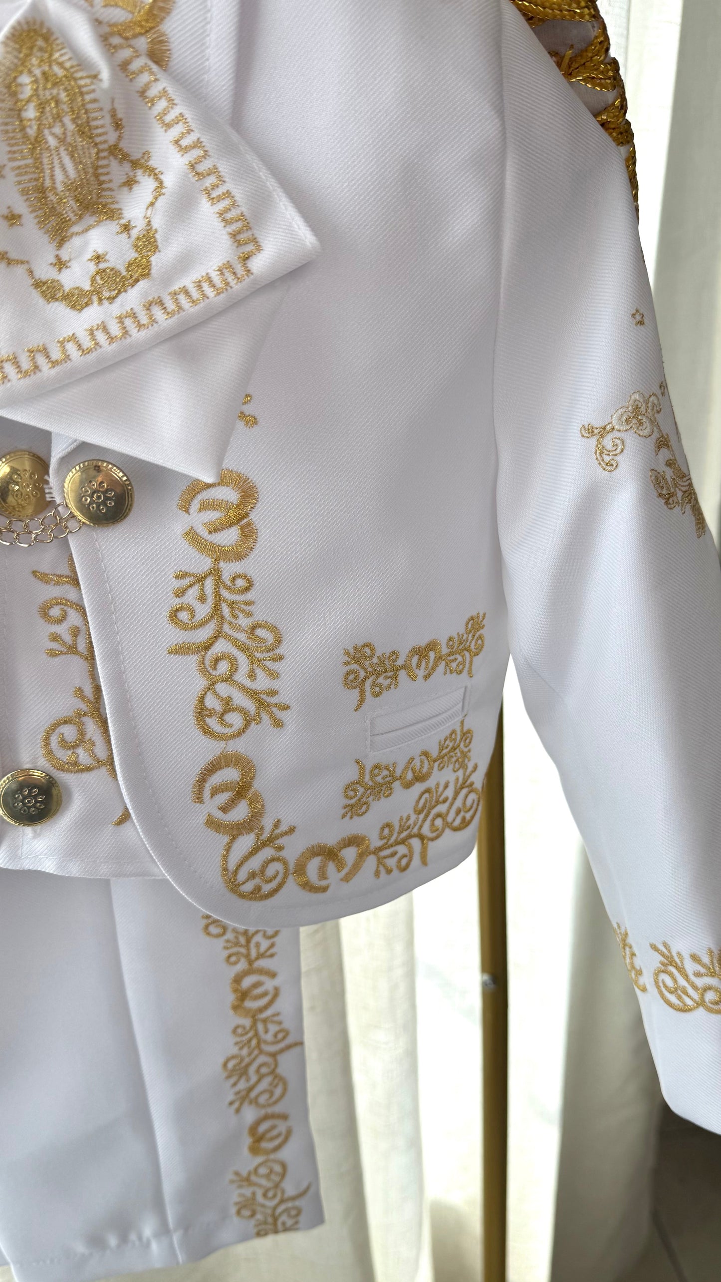 Charro blanco y oro
