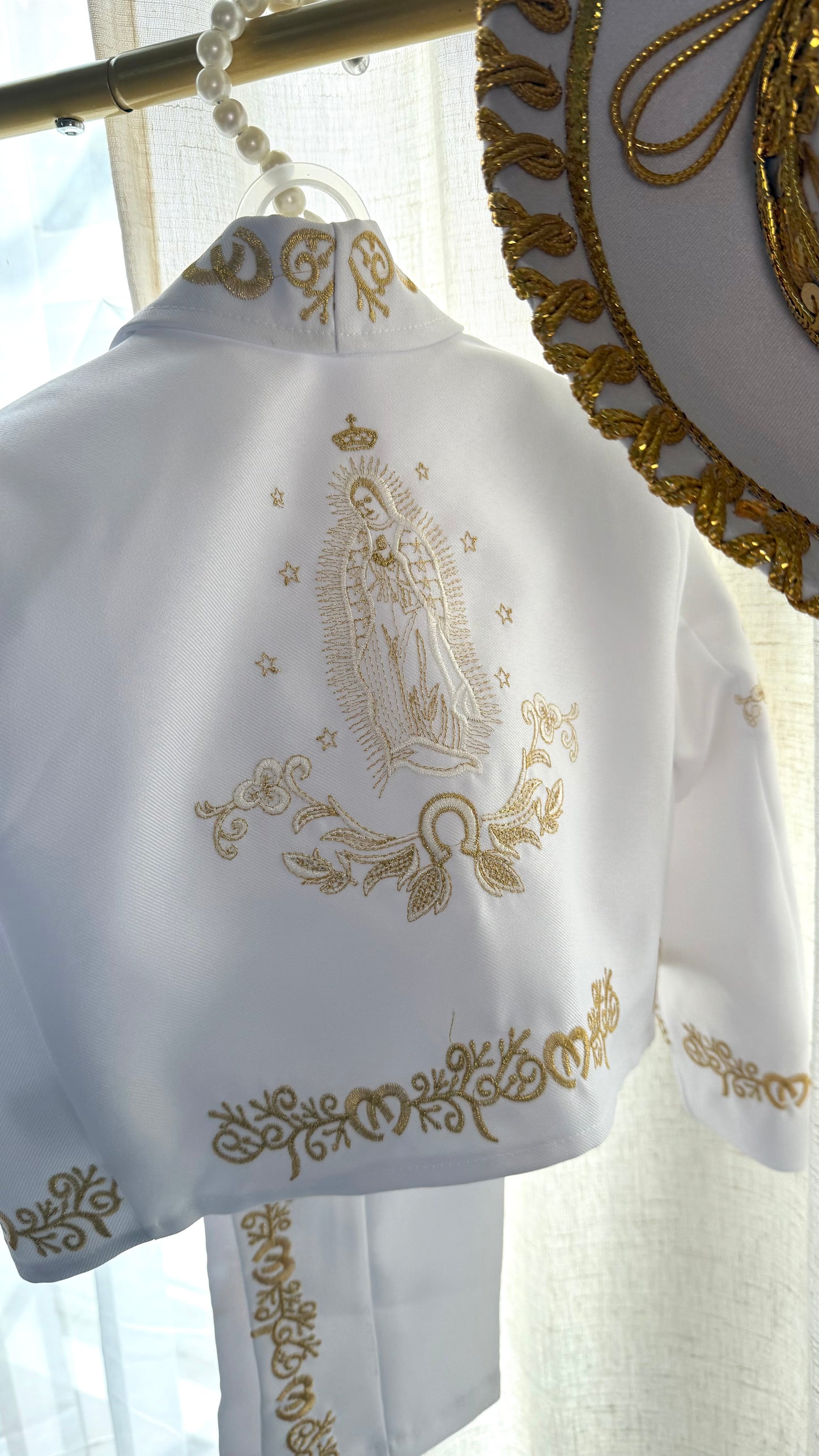 Charro blanco y oro