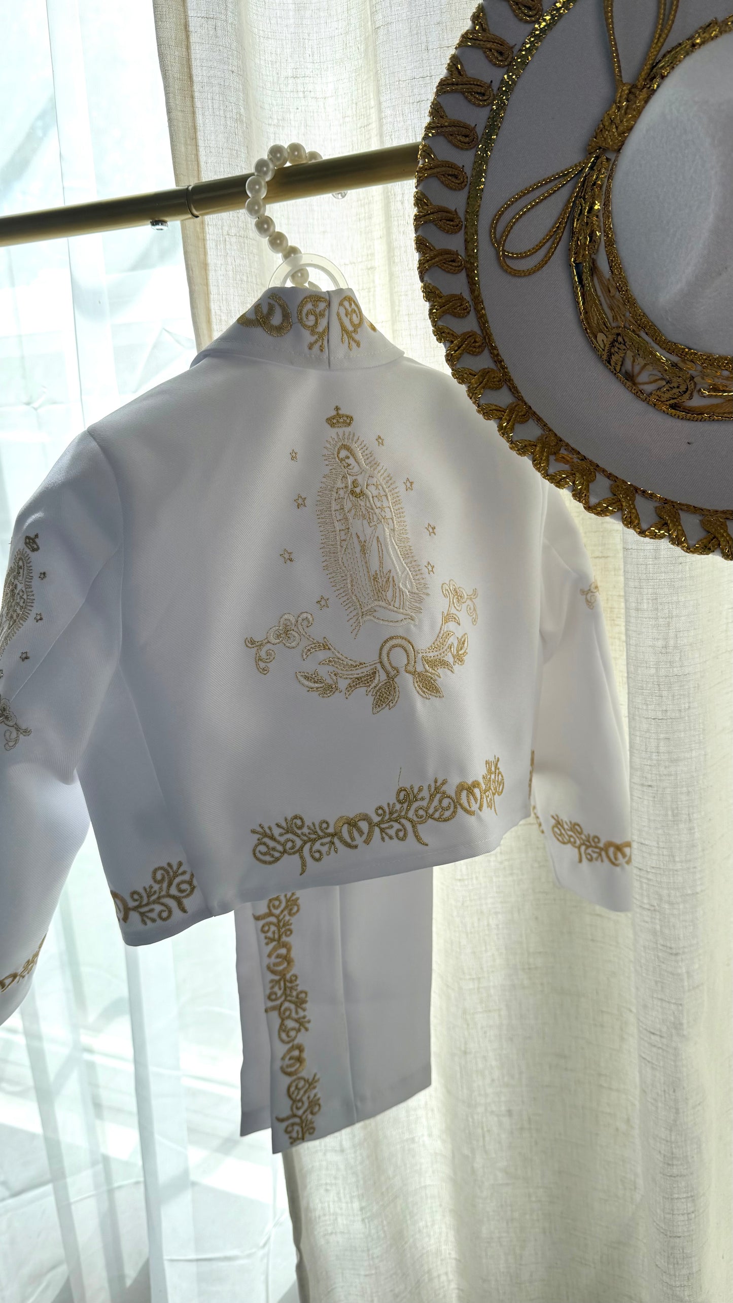 Charro blanco y oro