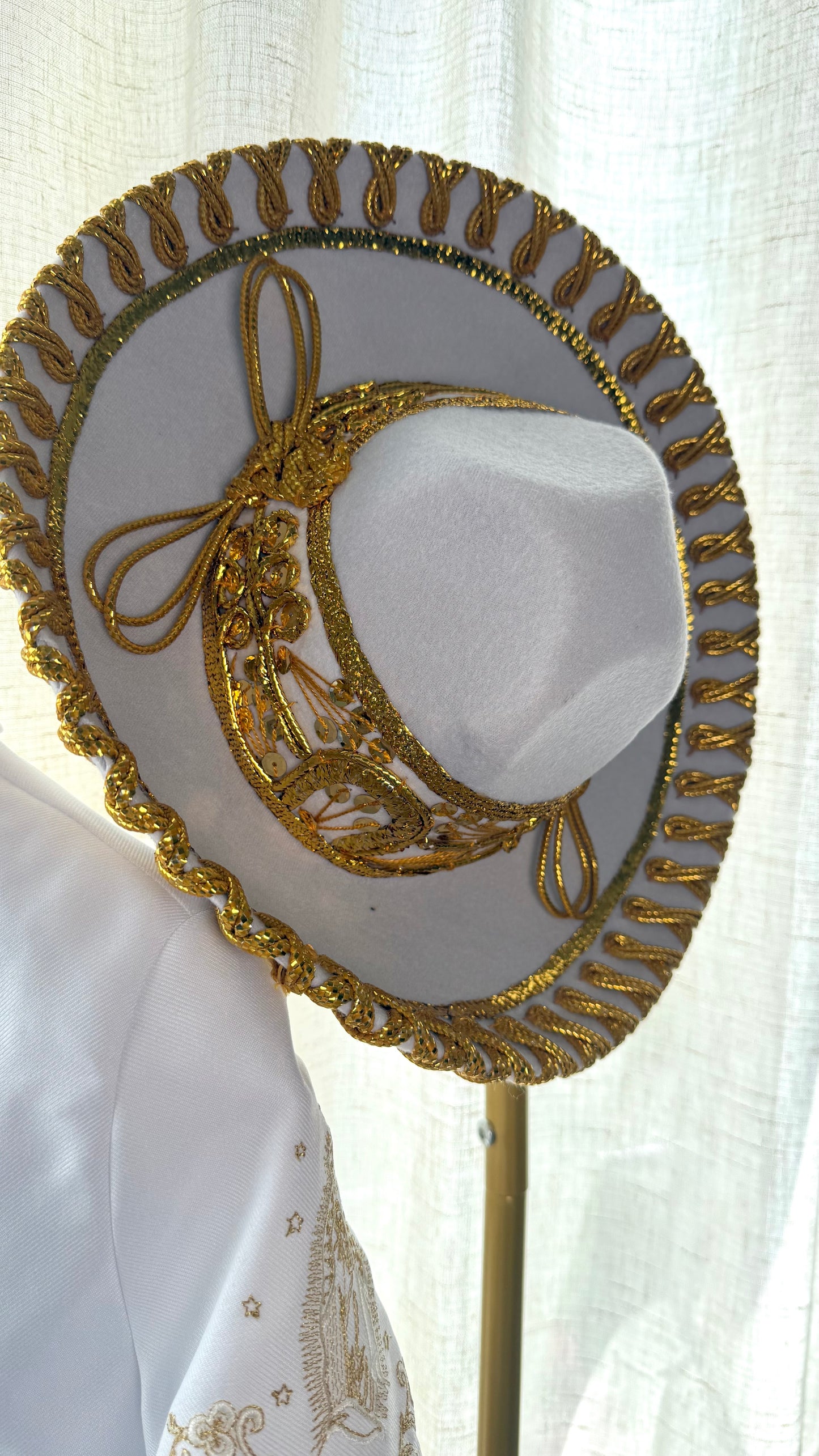 Charro blanco y oro