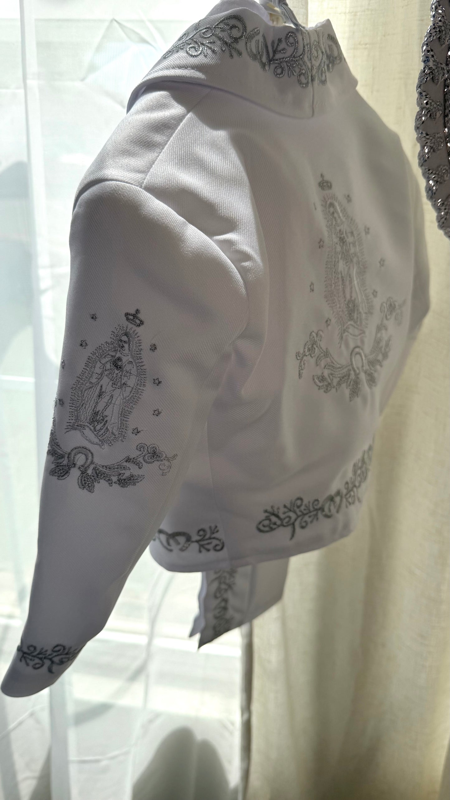Charro blanco y plata