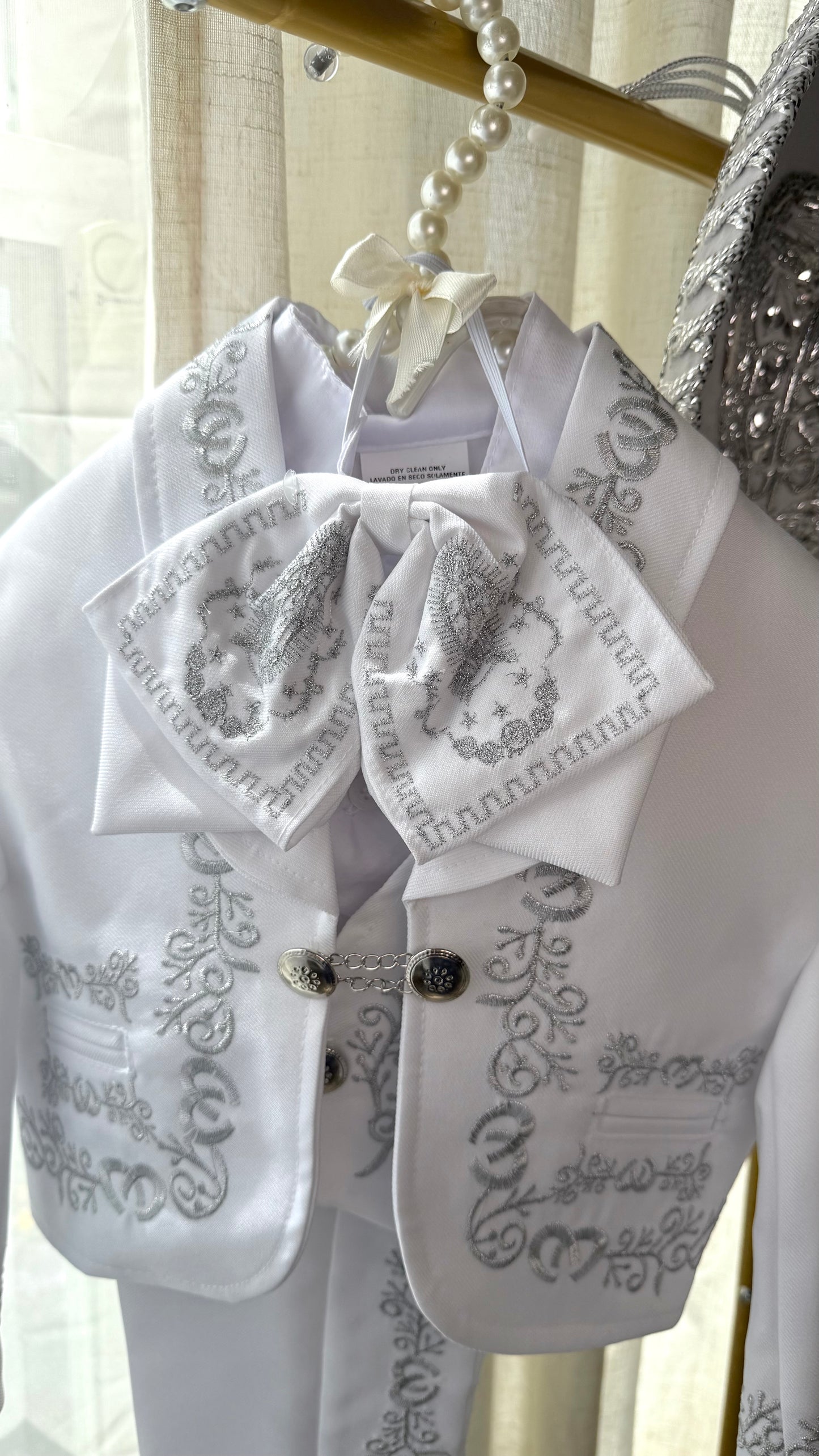 Charro blanco y plata